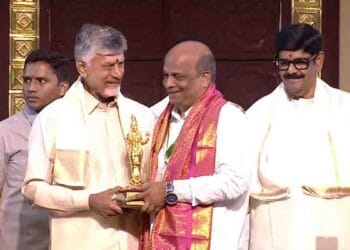 Dr Srinivasa Prasad Sakhamuru receiving Ugadi Award from Andhra Pradesh Chief Minister Chandrababu Naidu in Vijayawada