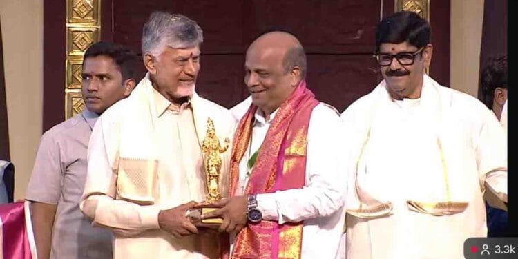 Dr Srinivasa Prasad Sakhamuru receiving Ugadi Award from Andhra Pradesh Chief Minister Chandrababu Naidu in Vijayawada