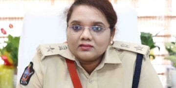 Nellore SP Ajitha Vejendla issuing betting warning to youth
