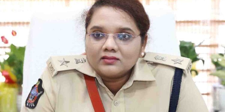 Nellore SP Ajitha Vejendla issuing betting warning to youth
