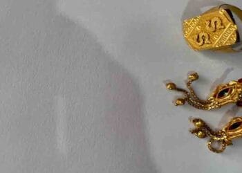 Eluru DSP D. Sravan Kumar and Inspector Ashok Kumar returning recovered gold jewellery to a woman in Eluru