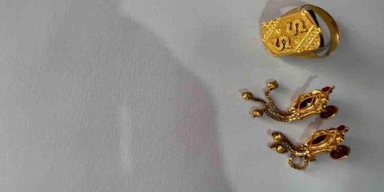 Eluru DSP D. Sravan Kumar and Inspector Ashok Kumar returning recovered gold jewellery to a woman in Eluru