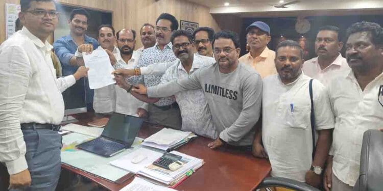 Journalists submitting memorandum to Srikakulam Collector on accreditation issues