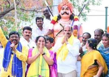 Minister Savitha unveiling Vadde Obanna statue in Nuzvid