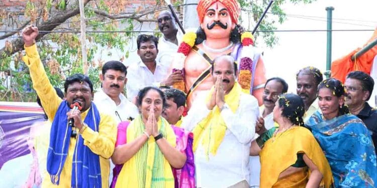 Minister Savitha unveiling Vadde Obanna statue in Nuzvid