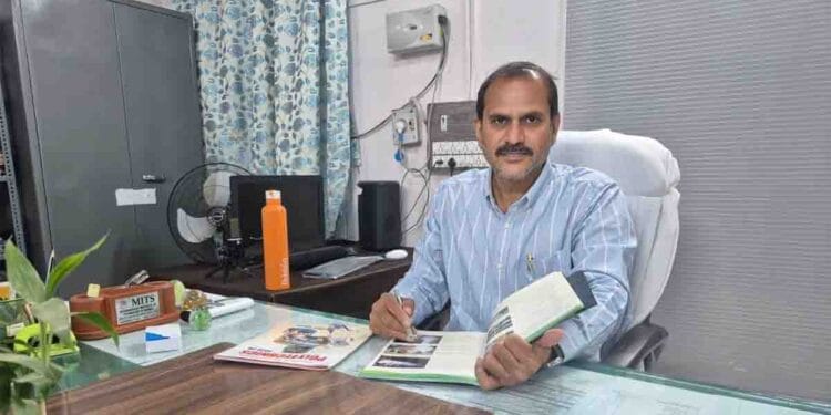 Principal Palem Gurumoorthy Reddy announcing free POLYCET 2026 coaching classes at Government Polytechnic College Proddatur.