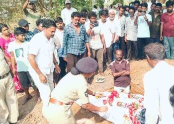Police officers paying tribute to ASI Yuvaraj during funeral in Nandyal district