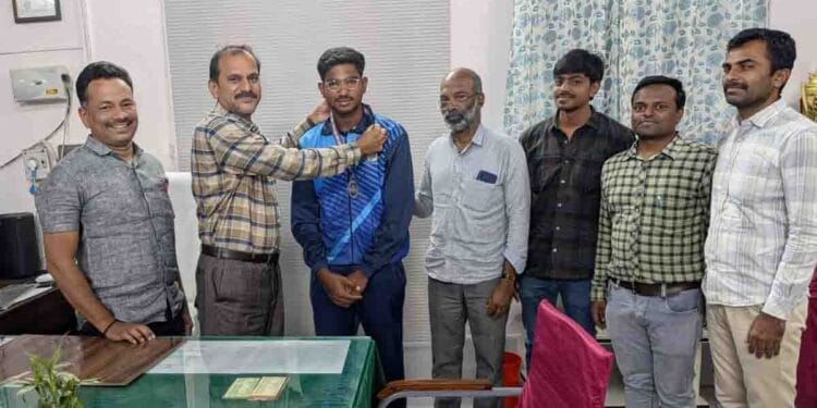 Proddutur Polytechnic student wins silver medal in discus throw