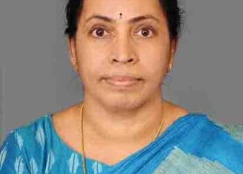 Guntur artist Shakamuri Padma receiving India Arts 2026 Award for Paintings and Clay Crafts