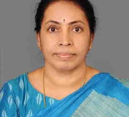 Guntur artist Shakamuri Padma receiving India Arts 2026 Award for Paintings and Clay Crafts