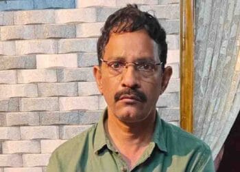 ACB officials catching municipal surveyor in Tadepalligudem bribe case