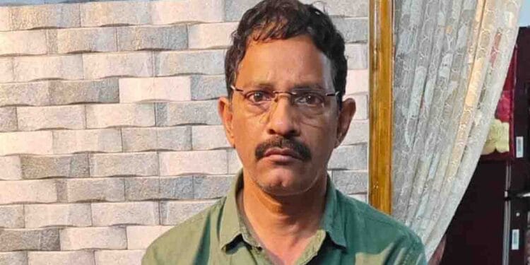 ACB officials catching municipal surveyor in Tadepalligudem bribe case