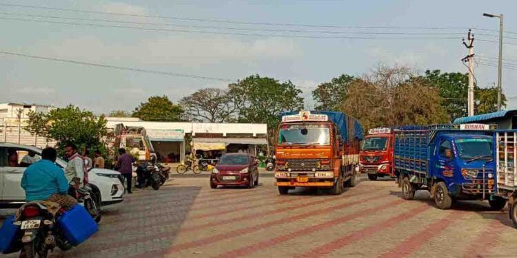 Diesel shortage in Parchur causing long queues at petrol bunk
