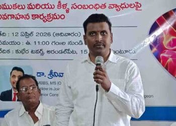 Doctor explaining knee degeneration risk in Guntur awareness session