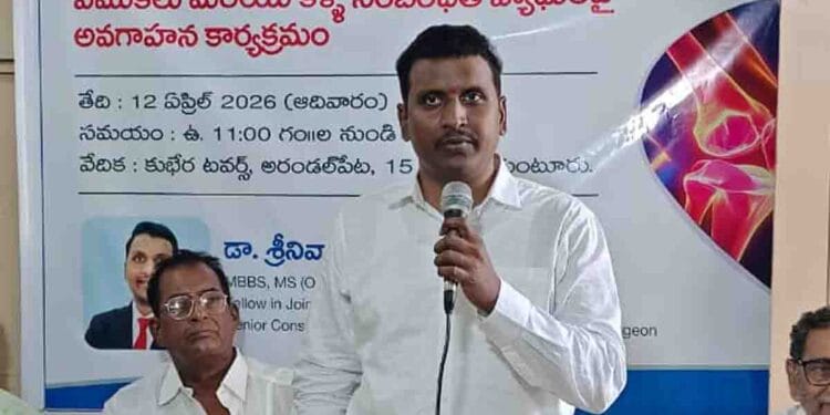 Doctor explaining knee degeneration risk in Guntur awareness session