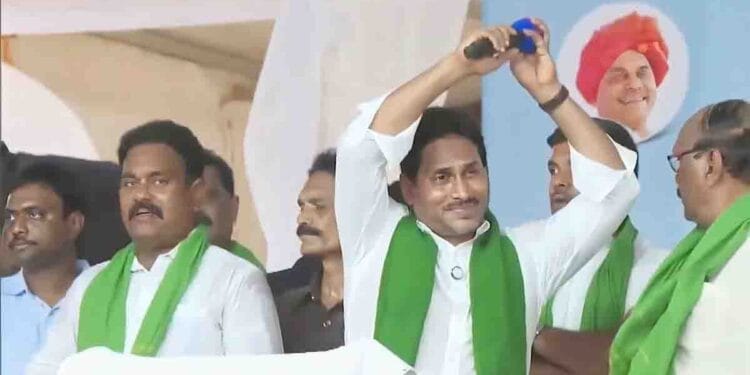 YSRCP chief Y.S. Jagan Mohan Reddy addresses aqua farmers in Bhimavaram
